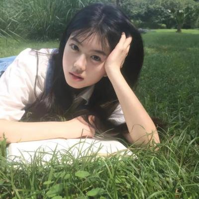 照片中的女孩